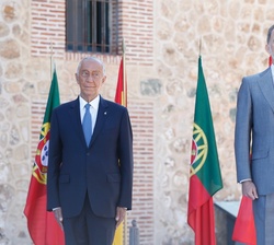 Don Felipe y el presidente de la República Portuguesa, Marcelo Rebelo de Sousa, durante la interpretación de los himnos nacionales en La Alcazaba