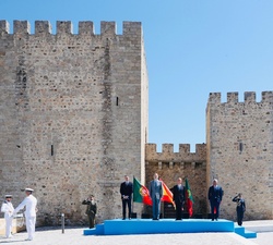 Fotografía oficial ante el Castillo de Elvas durante la interpretación de los himnos nacionales