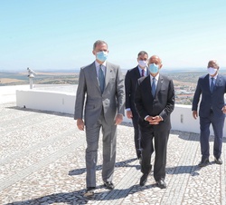 Don Felipe, el presidente de la República Portuguesa, el presidente del Gobierno, y el primer ministro de la República Portuguesa, en el mirador del C