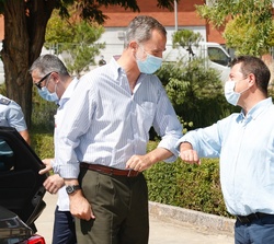 Su Majestad el Rey recibe el saludo del presidente de la Junta de Comunidades de Castilla-La Mancha, Emiliano García Page