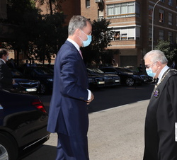 A su llegada al Tribunal Constitucional, Su Majestad el Rey es recibido por su presidente, Juan José González Rivas