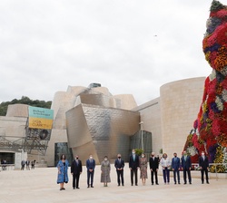 Fotografía de grupo ante el Museo Guggenheim de Sus Majestades los Reyes con las autoridades asistentes al acto