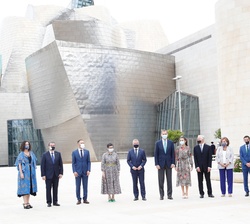 Don Felipe y Doña Letizia acompañados por las autoridades asistentes al acto, ante el Museo Guggenheim