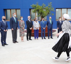 Sus Majestades los Reyes presencian el Aurresku de honor a su llegada al Museo Guggenheim