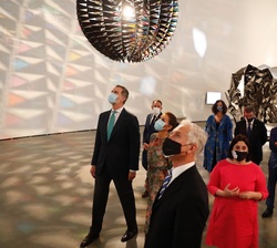 Don Felipe y Doña Letizia a su paso por la sala 209 del Museo Guggenheim observan las obras del artista Olafur Eliasson 