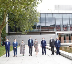 Fotografía de grupo ante el Museo de Bellas Artes de Bilbao con las autoridades asistentes al acto