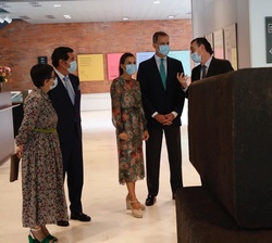 Sus Majestades los Reyes durante su recorrido por el Museo de Bellas Artes de Bilbao