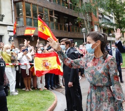 Sus Majestades los Reyes saludan a las personas que estaban en la salida del Museo de Bellas Artes de Bilbao