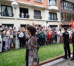 Los Reyes saludan a las personas que estaban en las puertas del Museo de Bellas Artes de Bilbao
