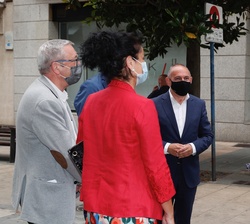 Los Reyes conversan con las autoridades que les han recibido a su llegada a la Fundación San Prudencio