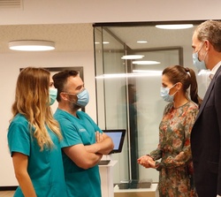 Don Felipe y Doña Letizia conversan con personal de la Fundación San Prudencio durante su visita por la sala de tratamientos musculoesqueléticos