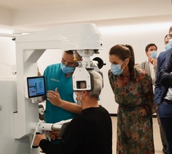 Los Reyes observan la funcionalidad de uno de los aparatos de fisioterapia durante su recorrido por la sala de tratamientos musculoesqueléticos 