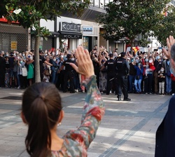 Los Reyes saludan a las personas que estaban a la salida de la Fundación San Prudencio