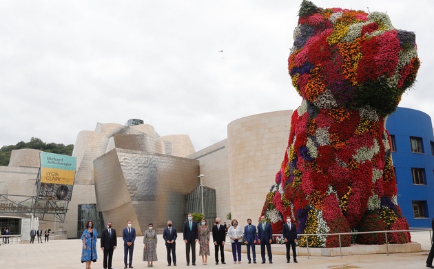 Fotografía de grupo ante el Museo Guggenheim de Sus Majestades los Reyes con las autoridades asistentes al acto