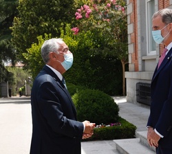 Don Felipe recibe el saludo del Presidente de la República Portuguesa, Marcelo Rebelo de Sousa, a su llegada al Palacio de La Zarzuela