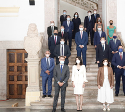  Fotografía de grupo de Su Majestad el Rey junto los presidentes autonómicos asistentes a la Conferencia de Presidentes Autonómicos
