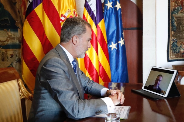 Su Majestad el Rey durante la conversacion por videoconferencia con el alcalde de Palma, José Francisco Hila Vargas