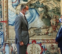 Su Majestad el Rey durante el saludo con el presidente del Parlamento de las Illes Balears, Vicenç Thomàs i Mulet