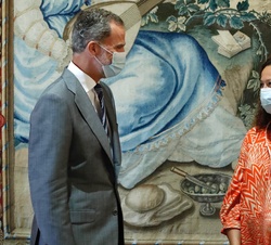 Su Majestad el Rey durante el saludo con la presidenta del Consell de Mallorca, Catalina Cladera i Crespí