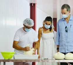 Don Felipe y Doña Letizia durante la visita a la Cooperativa Insular Ganadera - Coinga