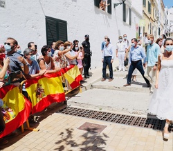 Don Felipe y Doña Letizia reciben el saludo de los vecinos de Ciutadella 