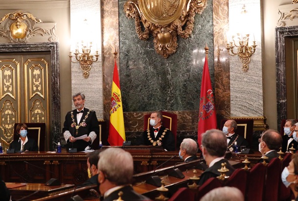 Su Majestad el Rey durante la intervención del presidente del Tribunal Supremo y del Consejo General del Poder Judicial, Carlos Lesmes, en el acto de apertura del Año Judicial