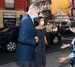 Sus Majestades los Reyes son recibidos a su llegada por la ministra de Asuntos Exteriores, Unión Europea y Cooperación, María Aránzazu González Laya