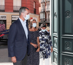 Sus Majestades los Reyes acceden al Palacio de Viana, donde son recibidos por la secretaria de Estado de Cooperación Internacional, Ángeles Moreno