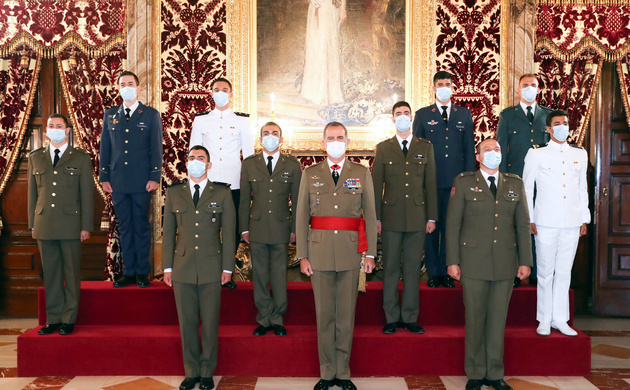 Fotografía de grupo de Su Majestad el Rey con el grupo de oficiales números uno egresados de las Academias Generales y Escuela Naval Militar