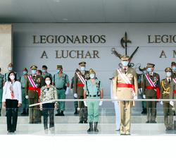 Su Majestad el Rey en la Tribuna Real junto al resto de autoridades del Ministerio de Defensa y miembros del Consejo Superior del Ejército de Tierra.