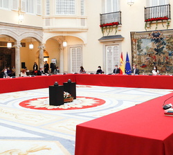 Vista general de la mesa durante la reunión del Patronato del Instituto Cervantes