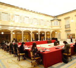 Vista general de la mesa durante la reunión del Patronato del Instituto Cervantes
