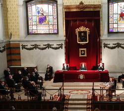 Su Majestad el Rey durante la lectura a la meoria de actividades de las Reales Academias por parte de la secretaria de Real Academia Española, Aurora 