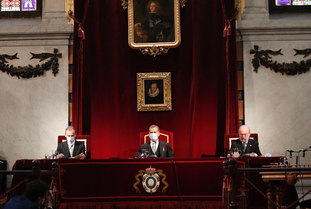 Su Majestad el Rey en la mesa presidencial del Salón de Actos junto al ministro de Ciencia e Innovación, Pedro Duque y al director de la Real Academia Española, Santiago Muñoz-Machado