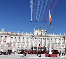 La Patrulla Águila del Ejército del Aire pasa durante el ecto de homenaje a los caidos por España