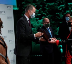 Su Majestad el Rey entrega el premio Autónomo del Año al Consejo General de la Abogacía Española, recogido por su presidenta Victoria Ortega