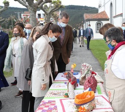 Doña Letizia contempla la artesanía expuesta por la Asociación de Mujeres de Somao (Pravia), Pueblo Ejemplar de Asturias 2020