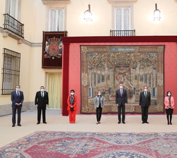 Fotográfía de grupo de Su Majestad el Rey junto a los asistentes a la reunión anual del Patronato del Real Instituo Elcano