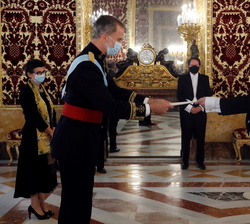 Su Majestad el Rey recibe las Cartas Credenciales del embajador de la República Argentina, Sr. Ricardo Luis Alfonsín