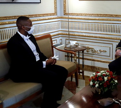 Su Majestad el Rey durante su encuentro con el embajador de la República de Haití, Sr. Louis Marie Montfort Saintil, tras entregar las Cartas Credenci