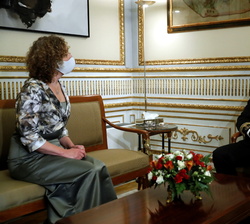 Su Majestad el Rey durante su encuentro con la embajadora de la República de Lituania, Sra. Lyra Puišyté-Bostroem, tras entregar las Cartas Credencial