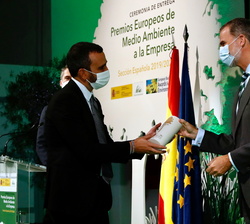Su Majestad el Rey entrega el premio en la categoría de Producto/Servicio en ganador pequeña y micro empresa al consejero delegado de Souji, Sergio Fe