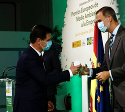 Su Majestad el Rey entrega el premio en la categoría de Proceso en Accésit al director comercial y accionista de Tejidos Royo, José Royo