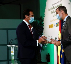 Su Majestad el Rey entrega el premio en la categoría de Proceso en Accésit al director de Cítricos de Andévalo de J. García Carrión, Antonio Moreno