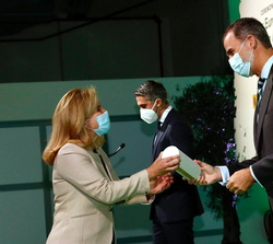 Su Majestad el Rey entrega el premio en la categoría de Proceso en ganador mediana y gran empresa a la directora del Área Química de Cepsa, Paloma Alo