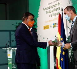 Su Majestad el Rey entrega el premio en la categoría de Proceso en ganador pequeña y micro empresa al consejero delegado de Agroamb Prodalt, Severiano