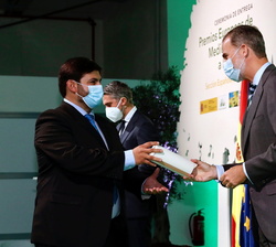 Su Majestad el Rey entrega el premio en la categoría de Cooperación Empresarial Internacional en ganador pequeña y micro empresa al director técnico d