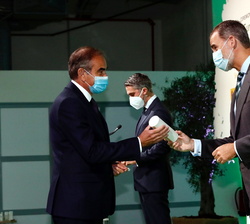 Su Majestad el Rey entrega el premio en la categoría de Empresa y Biodiversidad en Accésit para mediana y gran empresa al consejero delegado de Levant