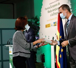 Su Majestad el Rey entrega el premio en la categoría de Empresa y Biodiversidad en Accésit para mediana y gran empresa a la consejera delegada de Hidr