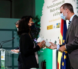 Su Majestad el Rey entrega el premio en la categoría de Empresa y Biodiversidad en ganador mediana y gran empresa a la directora de Relaciones Corpora
